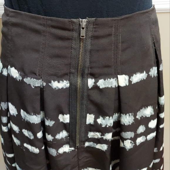 Women's simply vera, Vera Wang size 4 pleated skirt. Silky soft. - Picture 3 of 10